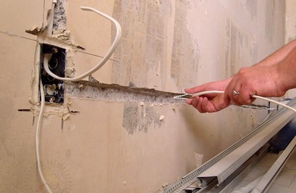 Comment mettre à la terre une prise dans un bâtiment à plusieurs étages Besoin de remplacer le câblage