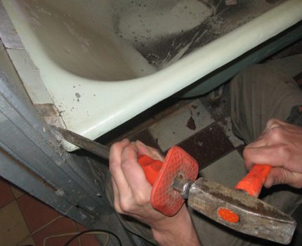 So bereiten Sie eine Badewanne zum Einsetzen einer Acrylauskleidung vor Die alte Seite entfernen