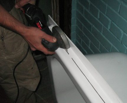 Schritte zum Installieren einer Acrylauskleidung in einer Badewanne Überschüssiges Material vom Liner entfernen