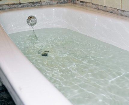 Regeln für den Betrieb der Acrylauskleidung nach dem Einsetzen in das Bad Sie können nicht viel Wasser bekommen