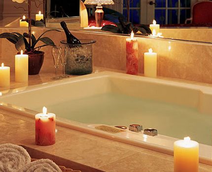 Die Besonderheiten der Bedienung des Badezimmers mit einem Acryleinsatz Kerzen können ein Loch verbrennen