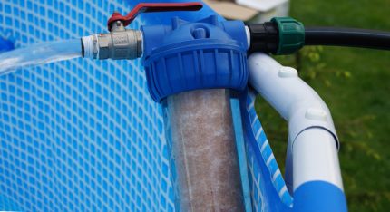 Remplir la piscine d'eau Remplissage de piscine