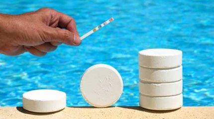 Purification chimique de l'eau dans la piscine Nettoyage chimique