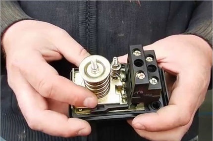 Pressostat dans l'appareil d'une station de pompage pour l'alimentation en eau Automatisation à la station de pompage