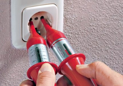 Verificando a operacionalidade do ponto de instalação elétrica Detecção de fase com uma chave de fenda indicadora