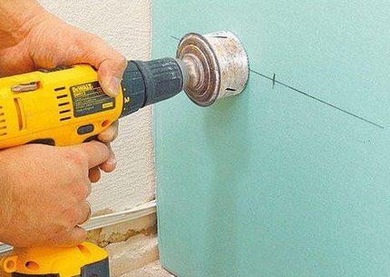 Perfurar uma parede para instalar um soquete ou um interruptor de descarga Coroa de soquete