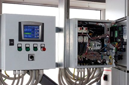 Affichage sur le couvercle de l'armoire de commande de la pompe Indication sur le panneau externe