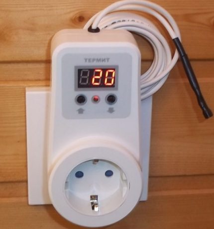 Thermostat dans la prise pour radiateurs avec capteur à distance Thermostat avec capteur à distance