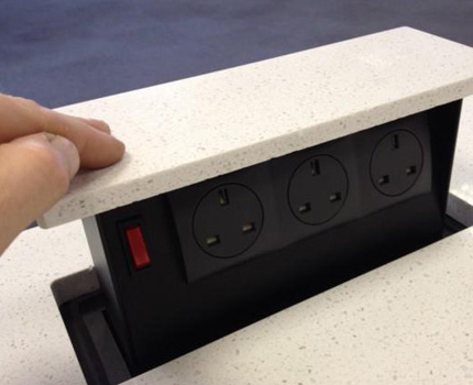 Possibilité d'installer une prise murale intégrée Prise extensible dans le comptoir en pierre