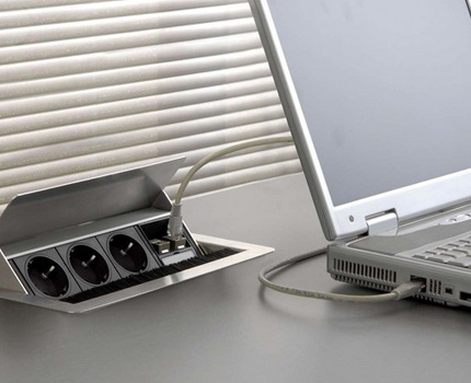 Méthode d'installation d'une prise murale rétractable Prise pivotante intégrée