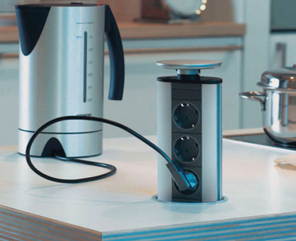 Comment installer une sortie rétractable dans le plan de travail de la cuisine Unité verticale encastrée