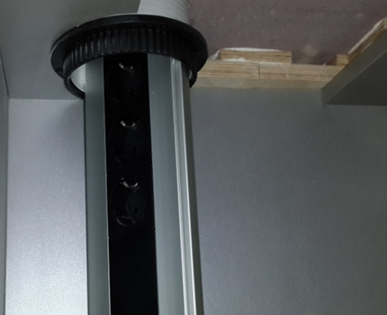 Comment installer correctement une prise intégrée dans le comptoir Fixation de structure rétractable