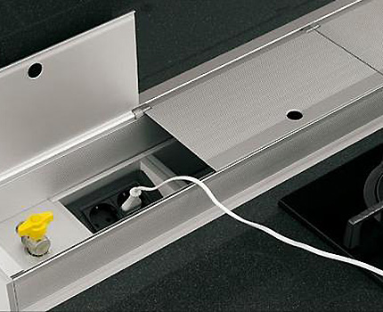 Installation de prises rétractables dans le chemin de câbles Prises situées dans la gouttière