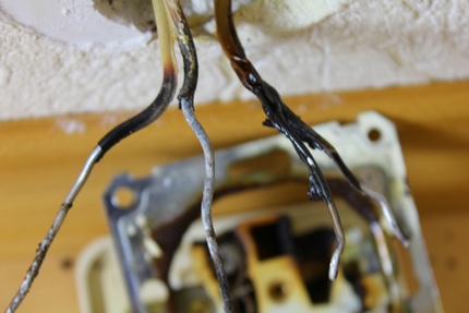 Banyoda bir priz takmadan önce kabloların değiştirilmesi Kömürleşmiş alüminyum göbek uçları