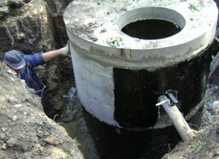DIY sealant application on the walls of the cesspool Bitumen mastic processing