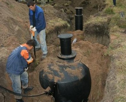 Installation of a plastic cesspool in a foundation pit Sealing voids around the container