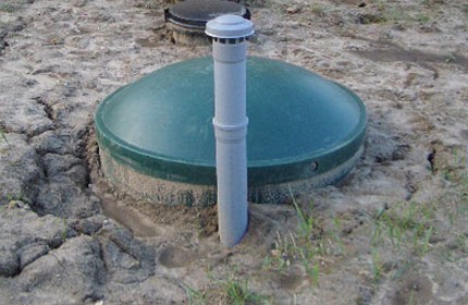 Sink pit from a plastic container with a ventilation pipe and a pumping hatch Vent pipe installation