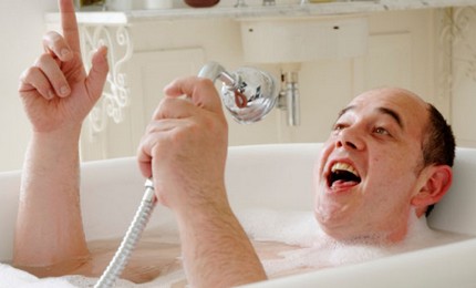 Quelle production de baignoire en acrylique est préférable de choisir Nager avec de la musique