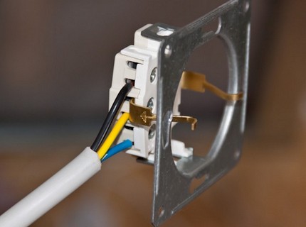 Bir çamaşır makinesi için bir toprak çıkışı bağlama prensibi Toprak iletkeni