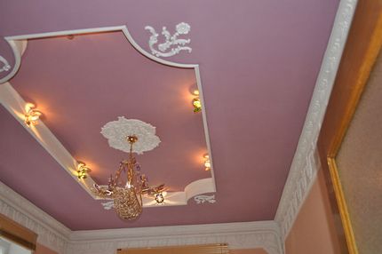 Combinaison réussie d'éléments de plafond