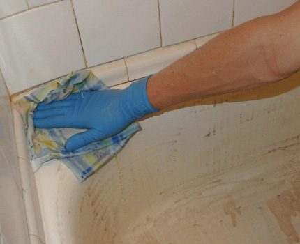 Entfetten Sie das alte Bad, bevor Sie den Zahnschmelz wiederherstellen Oberflächenentfettung