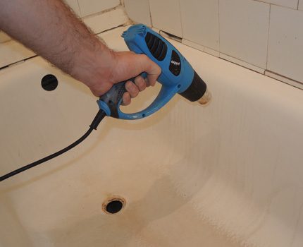 Verwenden Sie einen Haartrockner, wenn Sie ein altes Bad wiederherstellen Ein altes Bad trocknen