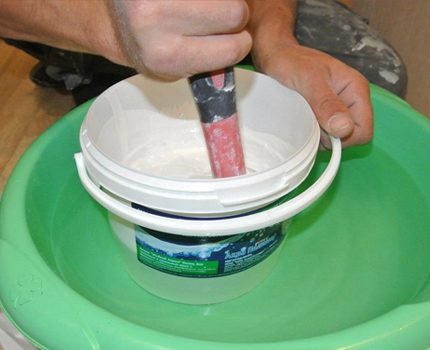 Vorbereitung von flüssigem Acryl für die Badrestauration Flüssige Acrylheizung