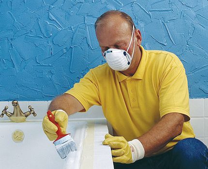 Wie man einen Meister wählt, um das Bad mit flüssigem Acryl wiederherzustellen Gute Handwerker sind teuer