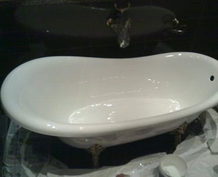 Acryl eignet sich zur Wiederherstellung der Emailbeschichtung einer Badewanne beliebiger Form. Jede Form von Badewanne