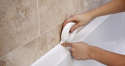 How to make a bath border using flexible tape Installation of a flexible border