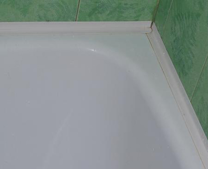 The border in the form of tape for laying on the side of the bath Flexible self-adhesive tape