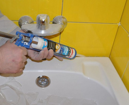 Sealing the gap between the bathroom and the wall Mounting gun