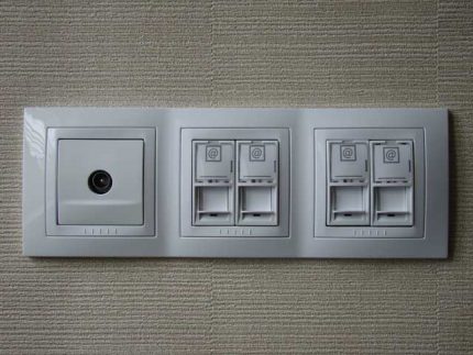 Possibilité d'installer des prises pour TV et Internet sur le mur Option d'unité multifonction