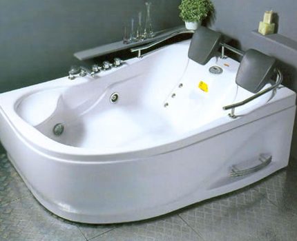Relaxation hot tub Hot tub with headrests