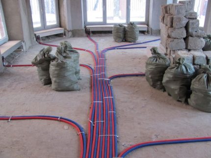 Méthodes de disposition des canalisations de chauffage de l'eau d'une maison privée