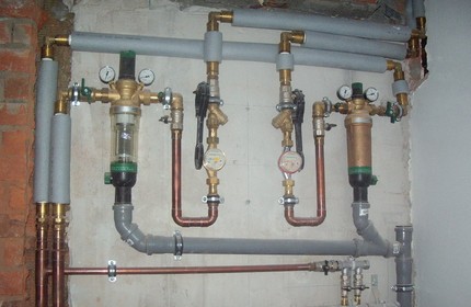 Como ocorre o golpe de aríete nos sistemas de aquecimento e abastecimento de água? Barreiras naturais ao movimento do líquido refrigerante