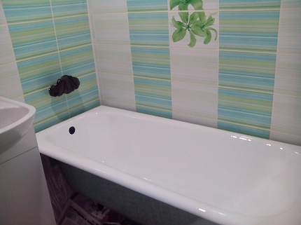 Comment restaurer une vieille baignoire en fonte avec de l'acrylique Le bain de remplissage est réalisé en au moins deux couches