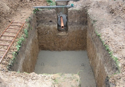 Hypothèques pour la fixation d'une fosse septique à partir de barils en plastique