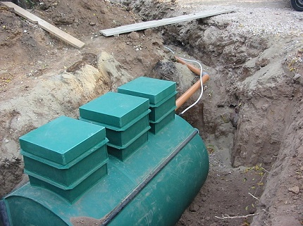 Installation and connection of a septic tank Leader Installation in the pit