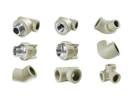 Pièces de raccordement pour l'installation d'un système d'alimentation en eau à partir de tuyaux en PP