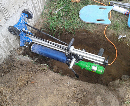 Mettre le tuyau dans la maison