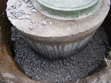 Remplissage de sable concassé dans la base