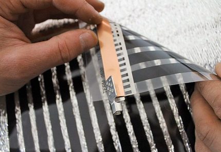 Bir film yerden ısıtma zemini ile bir pasta düzeni Kuru kurulum