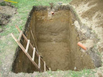 The device of a pit for a concrete septic tank Excavation pit for septic tank