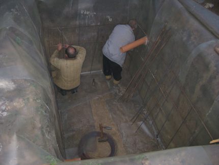 Waterproofing a foundation pit for a monolithic concrete septic tank Pit waterproofing in a pit for a septic tank made of concrete