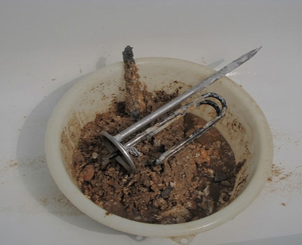 Prévention des pannes et des blocages d'un chauffe-eau à accumulation Tartre retiré du chauffe-eau