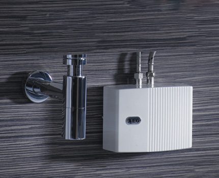 Comment utiliser les chauffe-eau à commande électronique Le chauffe-eau est solidement fixé au mur