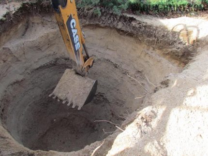 Dispositif de fosse pour la construction d'une fosse septique à partir de puits en béton Le travail des machines spéciales pour l'excavation