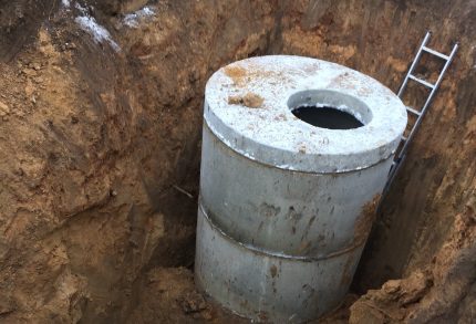 Les nuances du dispositif des fosses septiques en anneaux de béton Dalle supérieure en béton