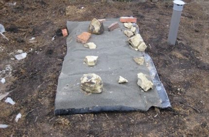 Arrangement of the neck of the septic tank on the site Arrangement of the neck of a homemade septic tank